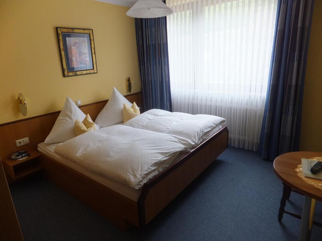 Weinhotel Hubertus Garni Klotten Room photo